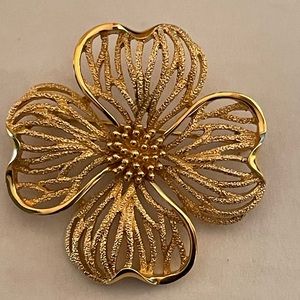 CROWN TRIFARI GOLD TONE TEXTURED FLOWER SIGNED BROOCH/PIN VINTAGE 1950’S